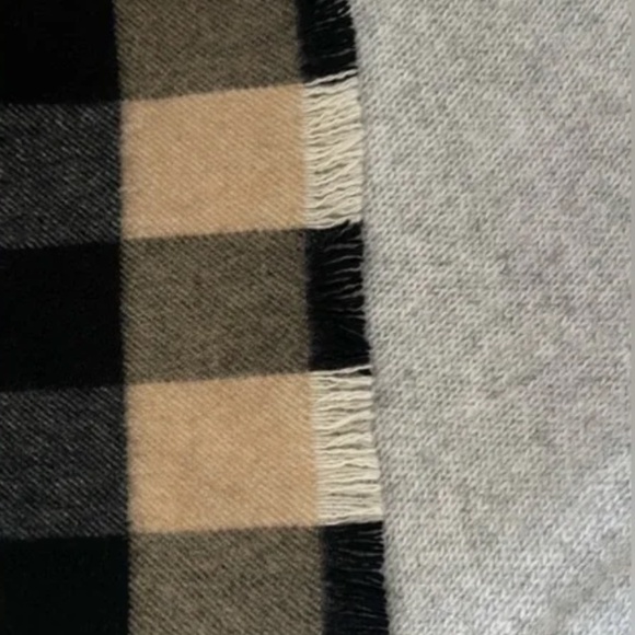Burberry Printed Cashmere Scarf, Like New - Picture 6 of 9